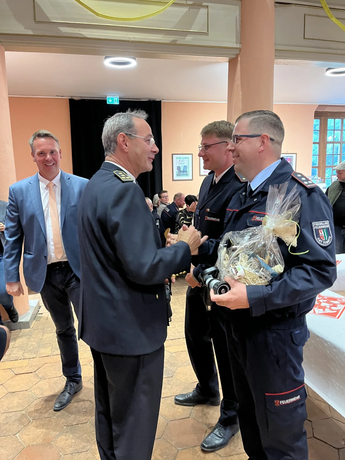 Bild: Kreisbrandmeister, Olaf Lehmann, überreicht Mathias Pirk und Steve Schnackertz das Ehrenkreuz des Landes Brandenburg in Bronze
