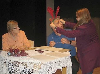Fotos von den Proben: Onkel Hajo (Peter Strauch) ist von seiner Nichte Margarete (Josephine Strauch) anf&auml;nglich sehr &uuml;berrascht. Ihre Amerikanischen Traditionen passen so gar nicht in sein Weltbild.  (Bild vergr&ouml;&szlig;ern)