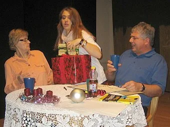 Fotos von den Proben: Margarete kann es nicht abwarten, ihre Geschenke zu &uuml;berreichen.  (Bild vergr&ouml;&szlig;ern)