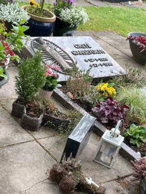 Eindruck aus Heede (3) Grabmal Grete Ganseforth  (Bild vergr&ouml;&szlig;ern)