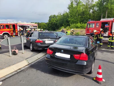 Foto des Albums: THL 4 VU - mehrere PKW, Person eingeklemmt Kreuzung Hainhof