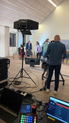 Die letzten Vorbereitungen vor der Diskussion  (Bild vergr&ouml;&szlig;ern)