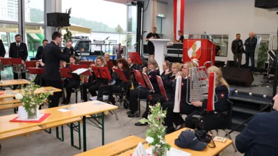 Spielmannszug beim Platzkonzert  (Bild vergr&ouml;&szlig;ern)
