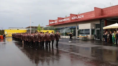 Einmarsch der Feuerwehr K&ouml;flach  (Bild vergr&ouml;&szlig;ern)
