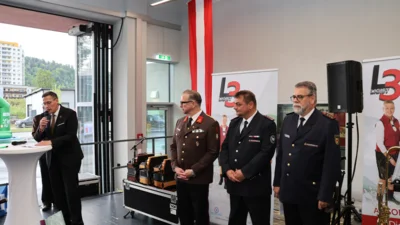 Geschenke&uuml;bergabe  (Bild vergr&ouml;&szlig;ern)