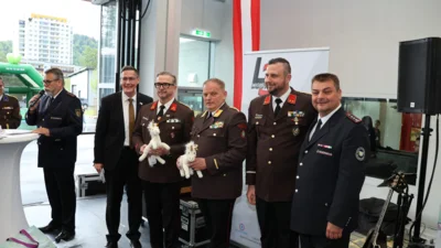Steiff-Tiere als Geschenk an B&uuml;rgermeister Mag. Helmut Linhart und Kommandant ABI Markus Murgg  (Bild vergr&ouml;&szlig;ern)