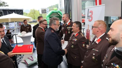 Ehrung durch den Vorsitzenden des Kreisfeuerwehrverbandes Heidenheim e.V., Hans-Frieder Eberhardt  (Bild vergr&ouml;&szlig;ern)