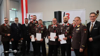 Die Geehrten (v.l.) B&uuml;rgermeister Mag. Helmut Linhart, Hans-Frieder Eberhardt (KFV), Martin Kr&ouml;ner (Stv. Kommandant), OBI Johann Bernsteiner, OBI a.D. Alois Pecnik, LM Manuel Peiner, LM Patrick Marchel, ABI Markus Murgg, Oberb&uuml;rgermeister Dieter Henle  (Bild vergr&ouml;&szlig;ern)