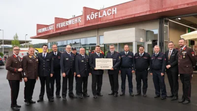 Die Abordnung aus Giengen mit der Feuerwehrf&uuml;hrung der FF K&ouml;flach  (Bild vergr&ouml;&szlig;ern)