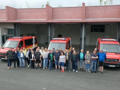 Gruppenbild der Delegation vor dem neuen R&uuml;sthaus  (Bild vergr&ouml;&szlig;ern)