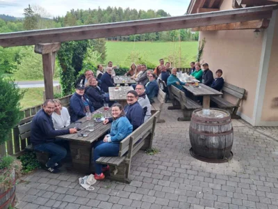 Die Reisegruppe bei einer Jause  (Bild vergr&ouml;&szlig;ern)