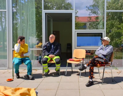 Nach getaner Arbeit_die AUSWERTUNG des Trommelworkshops_Nicole Ulbrich_Andy Hoffmann_LuKISS e.V. und Kaushik Gosai_ 