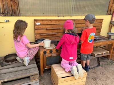 Die neue Matschk&uuml;che im Kindergarten Sankt Georg: Die Firma &bdquo;Brunner &ndash; Sanit&auml;r, Heizung, Klima&ldquo; spendete daf&uuml;r 700 Euro.  (Bild vergr&ouml;&szlig;ern)
