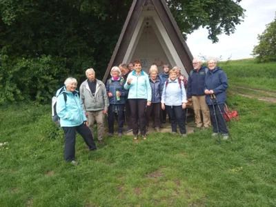 Kneipp-Verein-Wandergruppe am Unterstand Mai 2026  (Bild vergr&ouml;&szlig;ern)