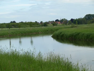 Schulenburg in weiter Ferne  (Bild vergr&ouml;&szlig;ern)