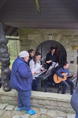 Am Dienstagabend zogen einige Gl&auml;ubige nach Krailing in die Pfarrkirche Sankt Peter und Paul.  (Bild vergr&ouml;&szlig;ern)