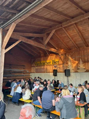 Im Anschluss wurde beim Hallenfest auf dem Hackl-Hof gemeinsam gefeiert.  (Bild vergr&ouml;&szlig;ern)