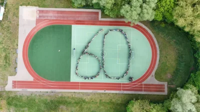 380 Sch&uuml;ler und unser Sportplatz  (Bild vergr&ouml;&szlig;ern)