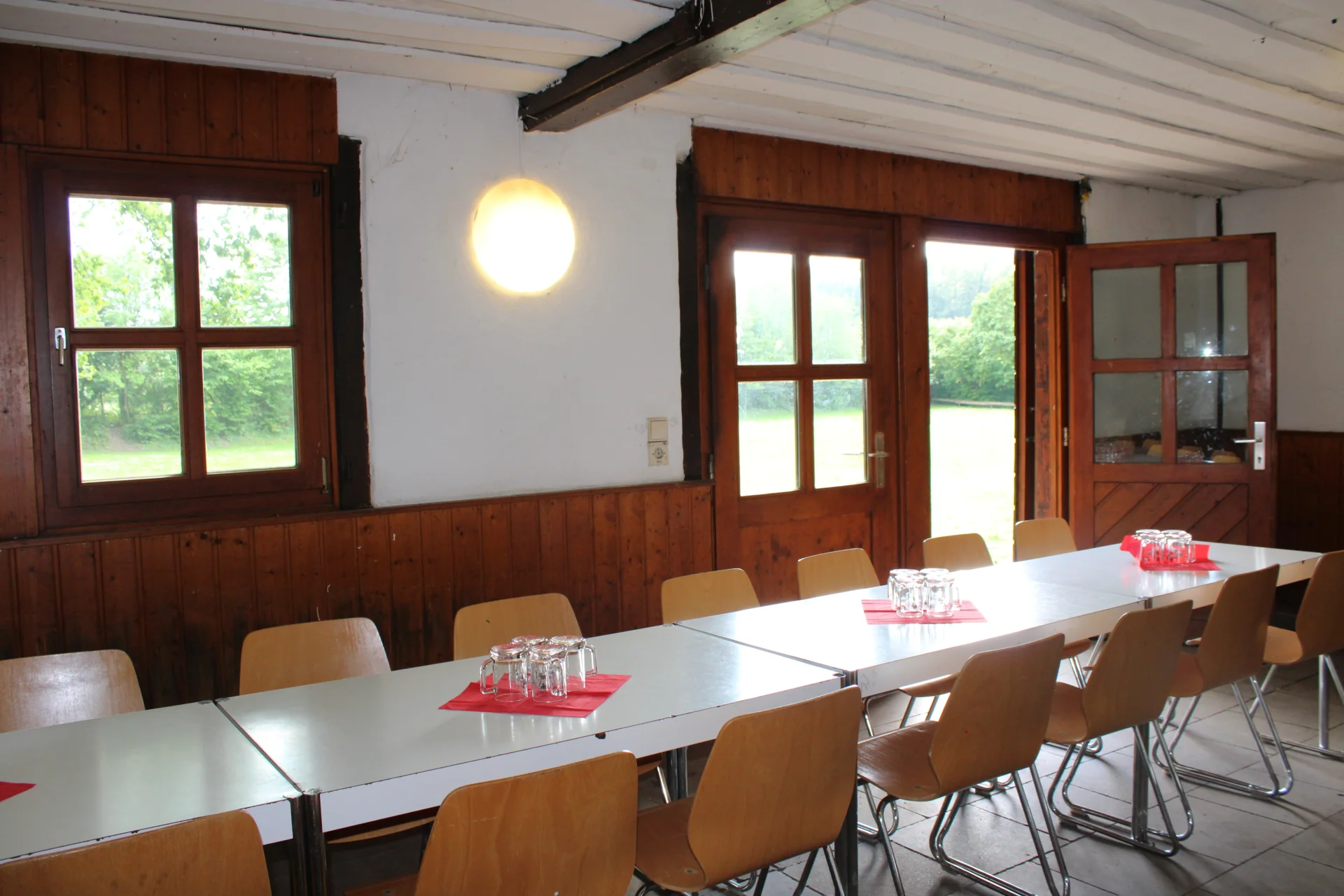 Bild: Gemeinschaftsraum in der Grillhütte mit Zugang zum Außenbereich