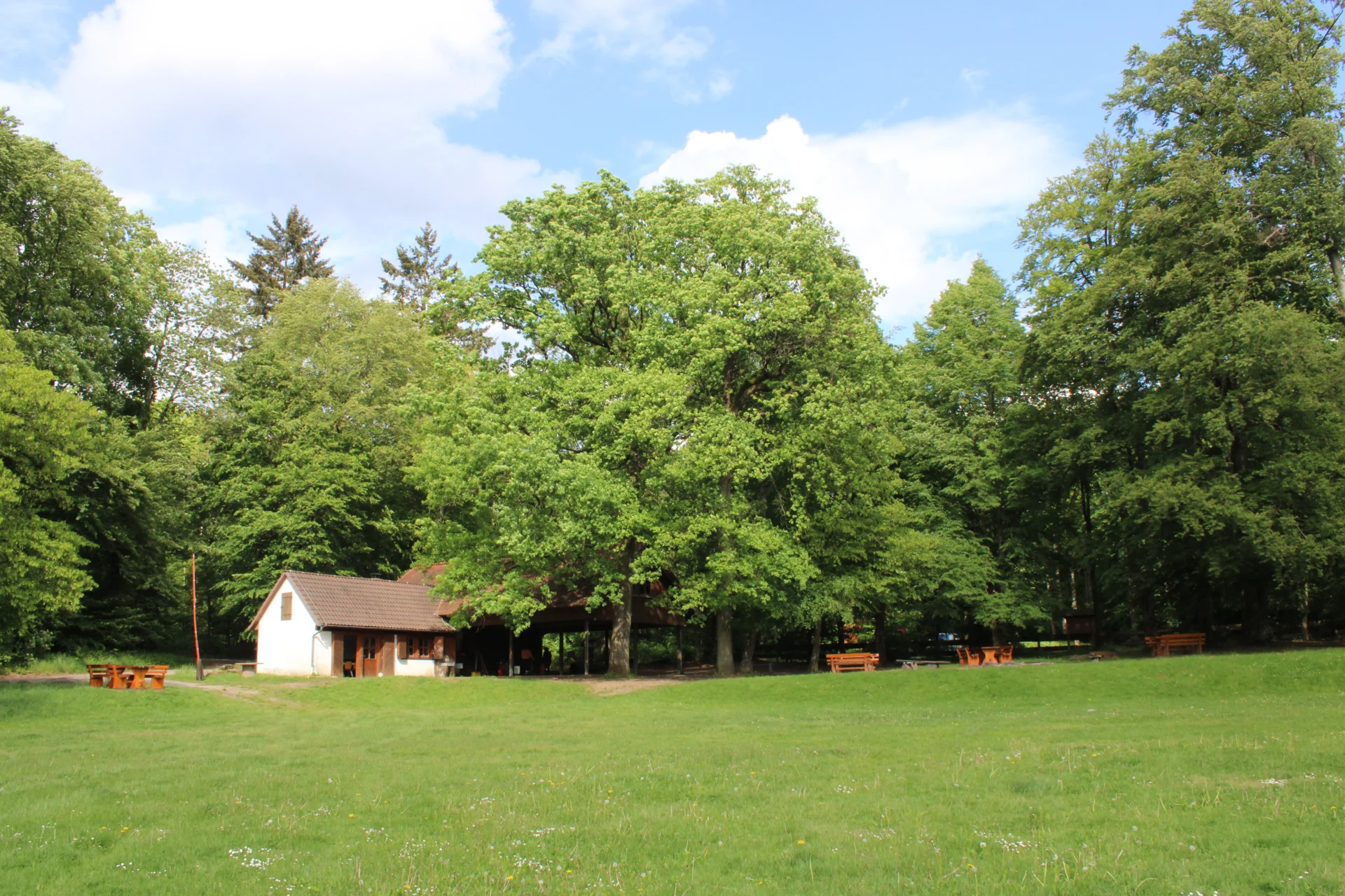 Bild: Grillhütte vom Zeltplatz aus