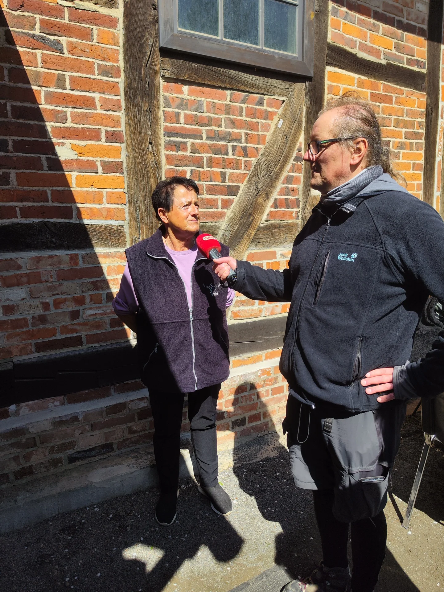 Bild: Interview vor der Fachwerkkirche