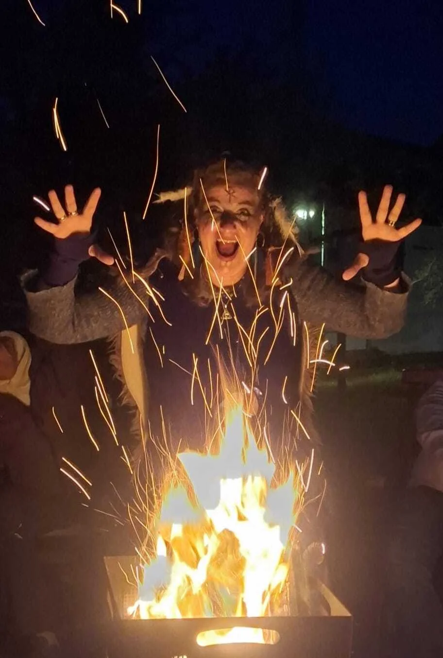 Bild: Hexe tanzt am Feuer