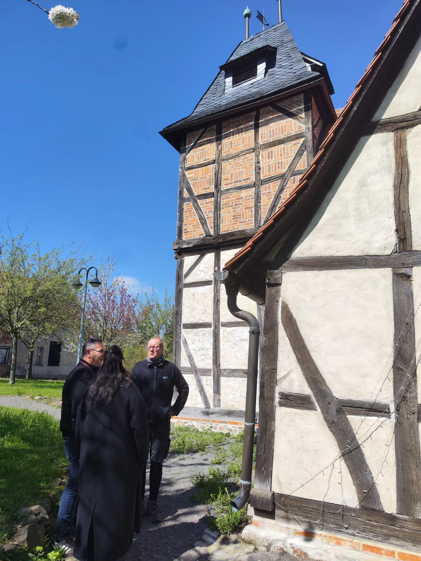 Bild: Interview vor der Kirche