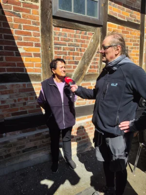 Interview vor der Fachwerkkirche  (Bild vergr&ouml;&szlig;ern)
