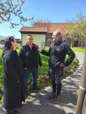 Interview im Kirchgarten  (Bild vergr&ouml;&szlig;ern)