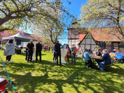 Bl&uuml;tenfest im Kirchgarten  (Bild vergr&ouml;&szlig;ern)