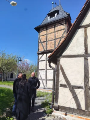 Interview vor der Kirche  (Bild vergr&ouml;&szlig;ern)