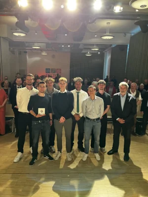 Gruppenfoto der Preistr&auml;ger, v.l.: Fu&szlig;baller der 1. und 2. Herrenmannschaft des SV Ruhlsdorf und Hans-J&uuml;rgen Watteroth; nicht im Bild: Pascal Rumpf  (Bild vergr&ouml;&szlig;ern)