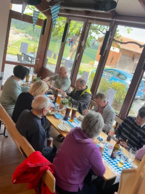 Gesch&auml;ftsf&uuml;hrerin Sandra H&auml;u&szlig;er (v.l.), Beiratsvorsitzende Tanja Wagner und B&uuml;rgermeister und Gesellschafter Andreas Eckl freuten sich &uuml;ber viele Besucher beim Wei&szlig;wurstfr&uuml;hst&uuml;ck.  (Bild vergr&ouml;&szlig;ern)