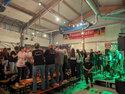 Am Samstagabend herrschte Partystimmung in der der Festhalle mit der Band &bdquo;Ausgfuxxt&ldquo;.  (Bild vergr&ouml;&szlig;ern)