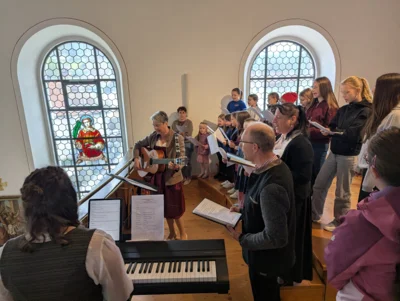 Mit bewegenden Dankesliedern an die Feuerwehr schm&uuml;ckten der Kinder- und Jugendchor Prackenbach gemeinsam mit der Band &bdquo;HARMonie&ldquo; den Festgottesdienst in der Pfarrkirche Sankt Georg aus.  (Bild vergr&ouml;&szlig;ern)