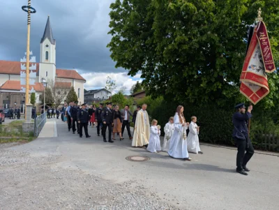 Nach der Kirche marschierten Geistlichkeit, Ehreng&auml;ste und der Feuerwehrverein zum neuen Feuerwehrhaus.  (Bild vergr&ouml;&szlig;ern)