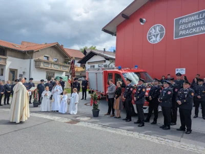 Pfarrer Werner Konrad segnete das neue Prackenbacher Feuerwehrhaus und das neue TSF der Freiwilligen Feuerwehr Prackenbach.  (Bild vergr&ouml;&szlig;ern)
