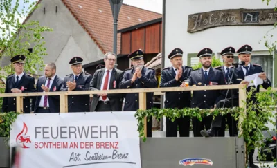 Ehrentrib&uuml;hne  (Bild vergr&ouml;&szlig;ern)