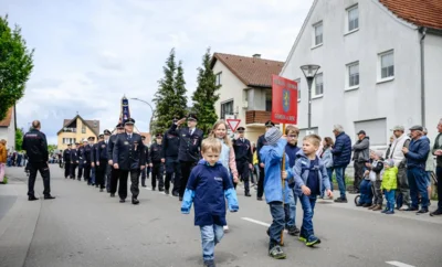 Vorneweg die Schilderkinder  (Bild vergr&ouml;&szlig;ern)
