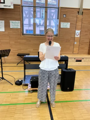 Vorschaubild: Frau Dippold führte durch das bunte Programm.