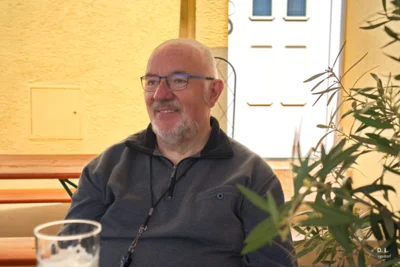 Am Tisch -4  (Bild vergr&ouml;&szlig;ern)