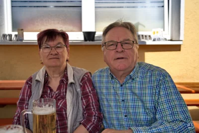 Am Tisch -5  (Bild vergr&ouml;&szlig;ern)