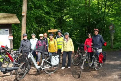 RAD-WANDERGRUPPE an der F&ouml;rsterbr&uuml;cke  (Bild vergr&ouml;&szlig;ern)