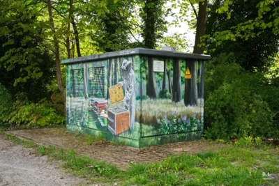 Trafohaus Honigwaben Wennigsen Waldkater  (Bild vergr&ouml;&szlig;ern)