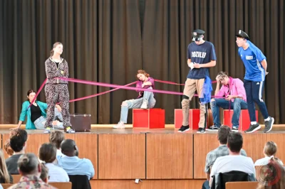 Foto des Albums: Die Theater AG spielt Leonce und Lena nach Georg Büchner