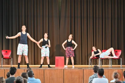 Foto des Albums: Die Theater AG spielt Leonce und Lena nach Georg Büchner