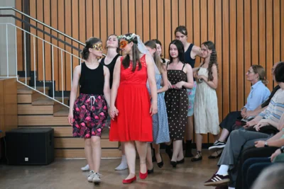 Foto des Albums: Die Theater AG spielt Leonce und Lena nach Georg Büchner