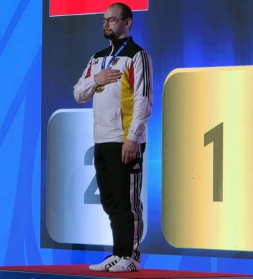 Mike bei der Hymne (Bild: DKV)  (Bild vergr&ouml;&szlig;ern)