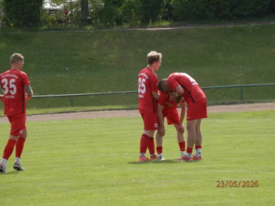 V&ouml;llig ersch&ouml;pft nach dem ,,Sturmlauf mit Happy End" und dem entscheidenden zweiten Treffer zum 2:0 Ausw&auml;rtssieg, Jonas Bohnes (Mitte). 