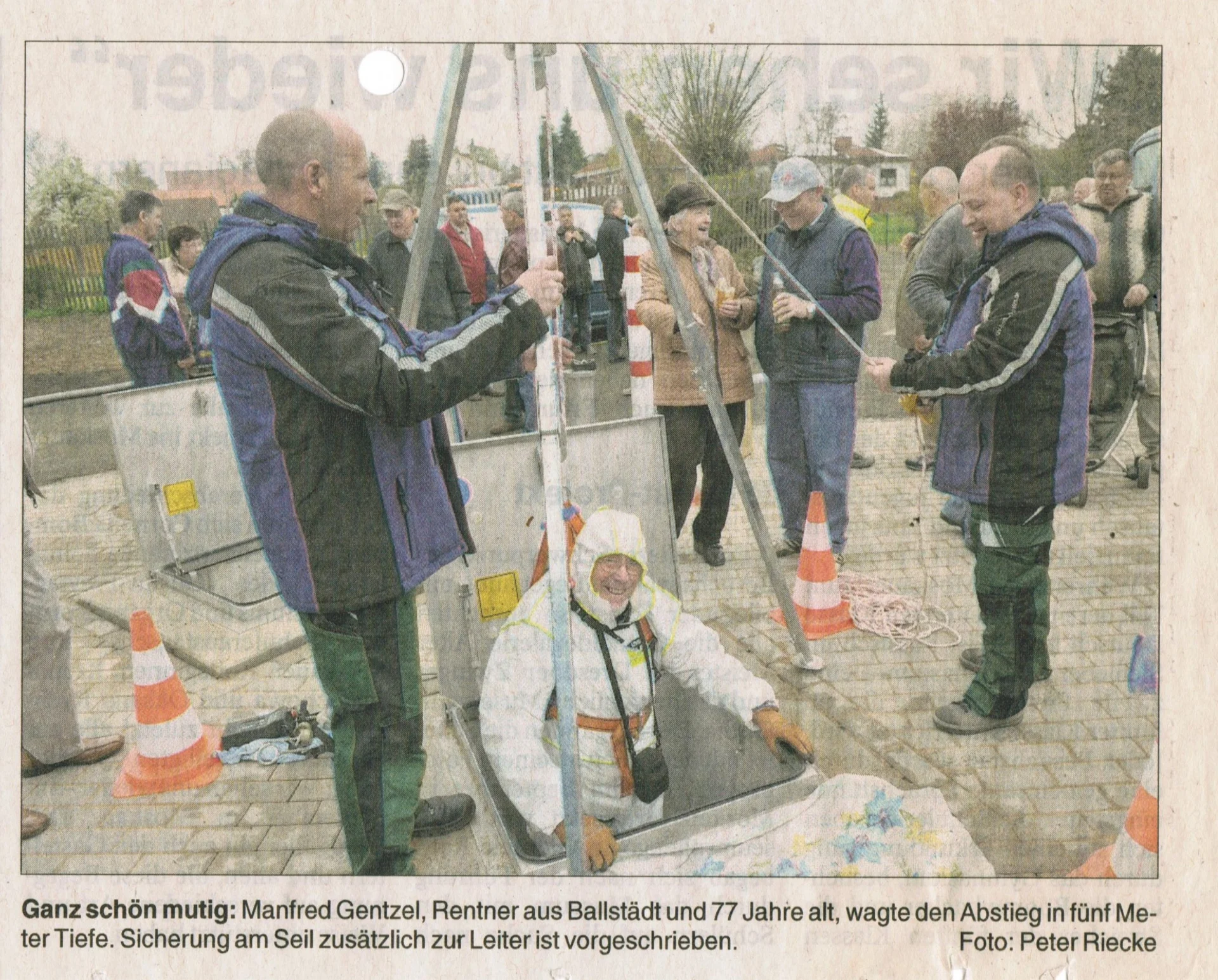 Bild: 2014 ist das Pumpwerk im RÜB fertig. Den „Tag des offenen Einstiegs“ in das Pumpwerk nutzt Manfred Gentzel. (Foto Peter Riecke, TLZ)